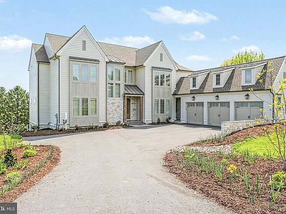 3rd image of 1 Strawberry Ln