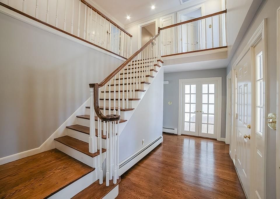 1st image of 50 Brentwood Dr