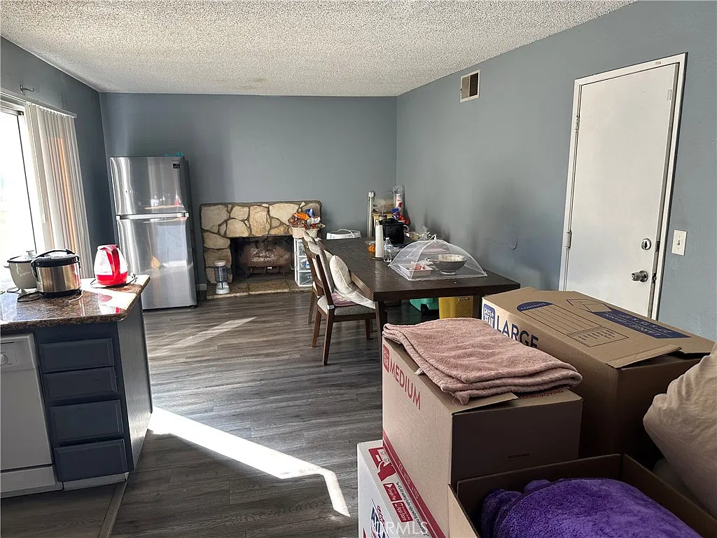 3 bed, 1230 sqft, $3,300 — Photo 3