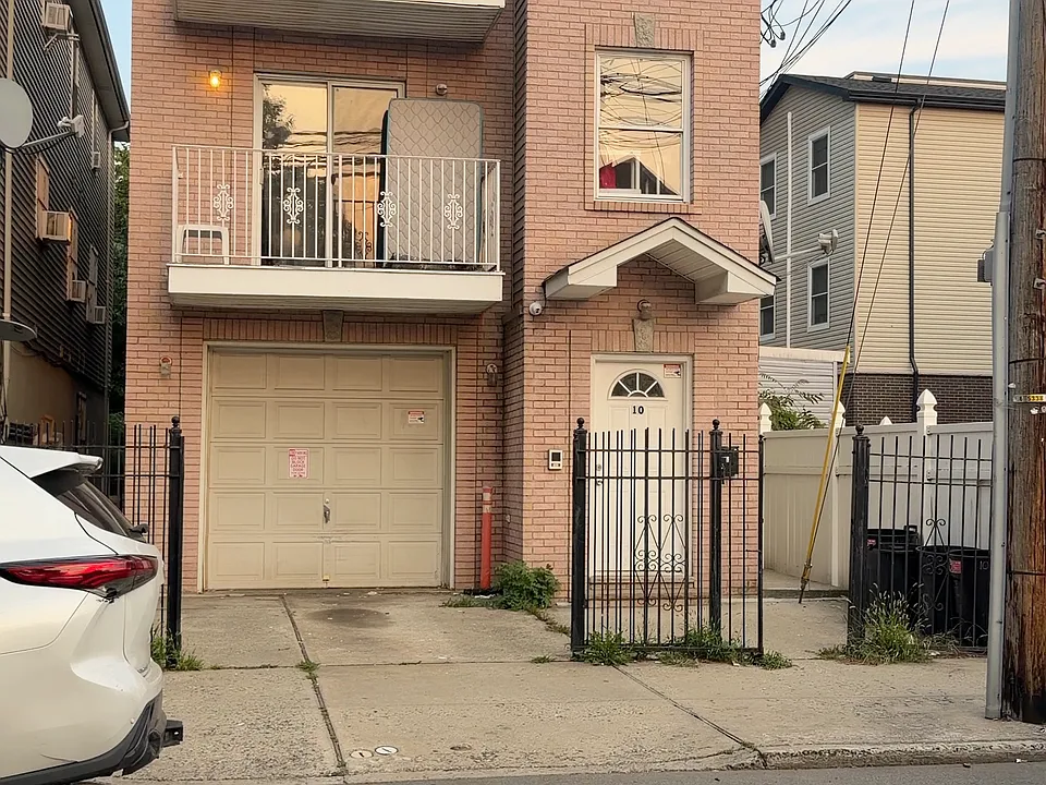 10 Dales Ave