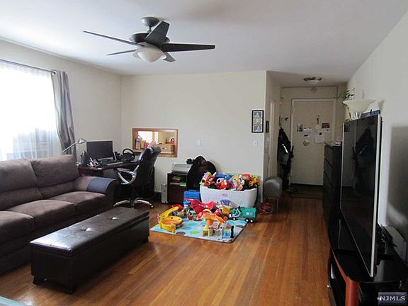5th image of 400 Park Pl APT 5A