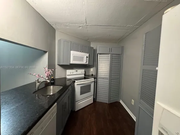 855 NE 209th St, Miami, FL