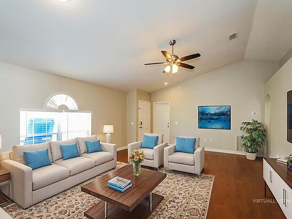 4th image of 806 Brenton Leaf Dr