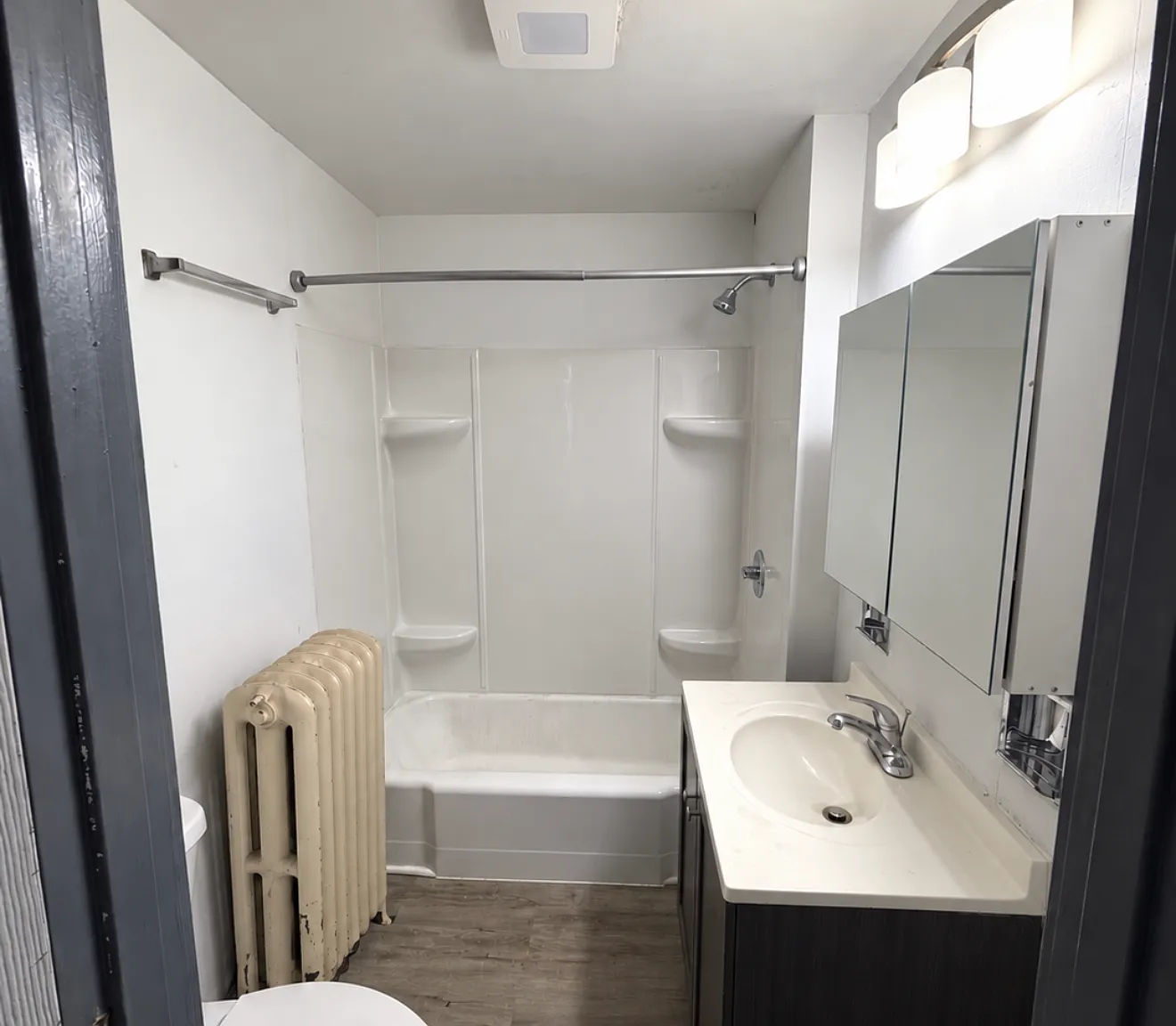 703 W Clinton St — Photo 2