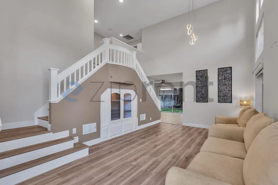 3 bed, 2.5 bath, 1808 sqft, $4,725 — Photo 3
