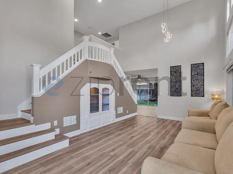 1240 Litchfield Ave — Photo 3