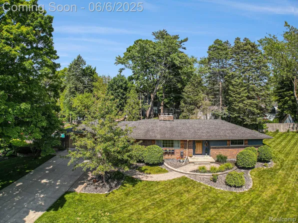 6062 Middle Lake Rd, Clarkston, MI 48346