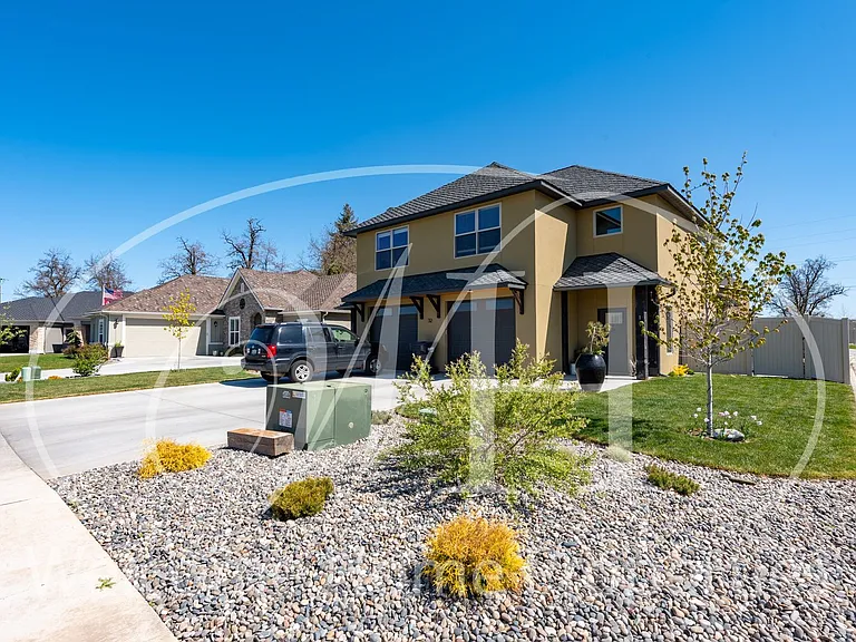 32 NE Hadley Way — Photo 3