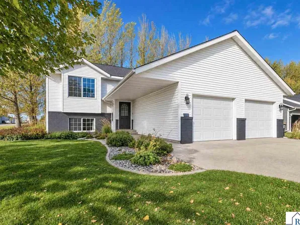 613 W Nathan St, Lake Crystal, MN 56055