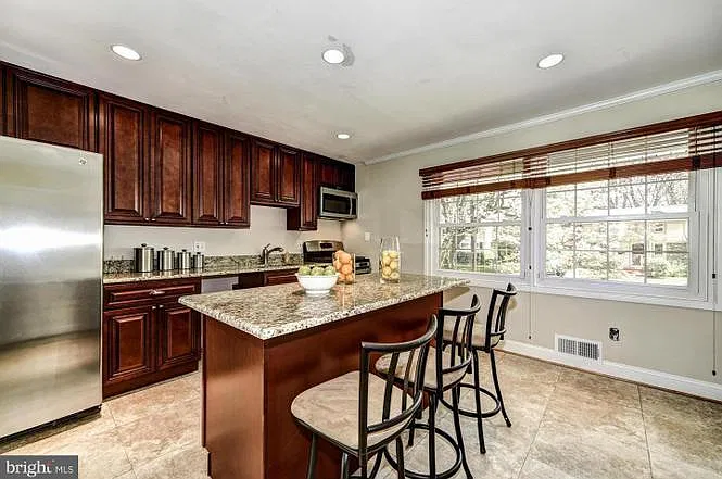 4 bed, 1287 sqft, $3,100 — Photo 4