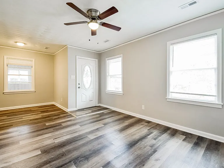 1553773_021_living_room_13547644.jpg