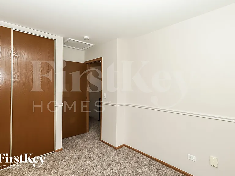 1045 Camden Ln — Photo 15