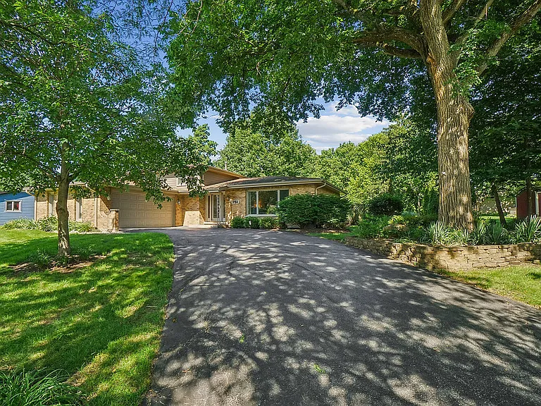 751 Tanglewood Ln — Photo 3