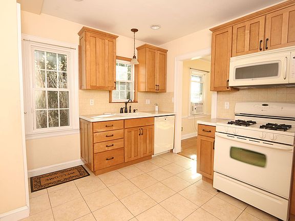 4th image of 38 Hull Ave