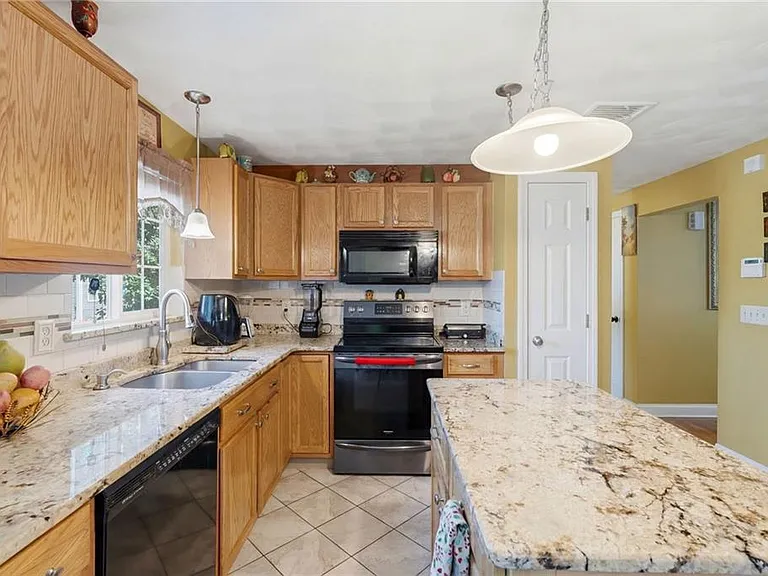 90 Rowley St — Photo 15