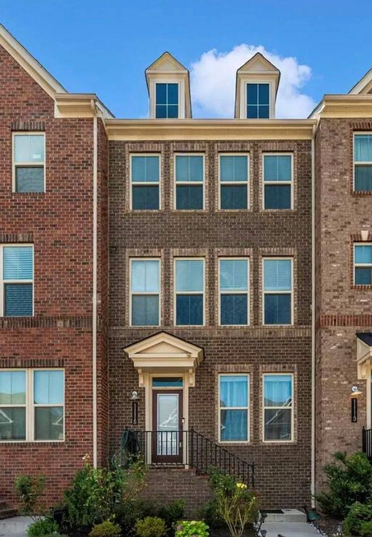 Near New - 4bed + 3.5bath in Monrovia - Fresh and Move-in Ready! — Photo 1