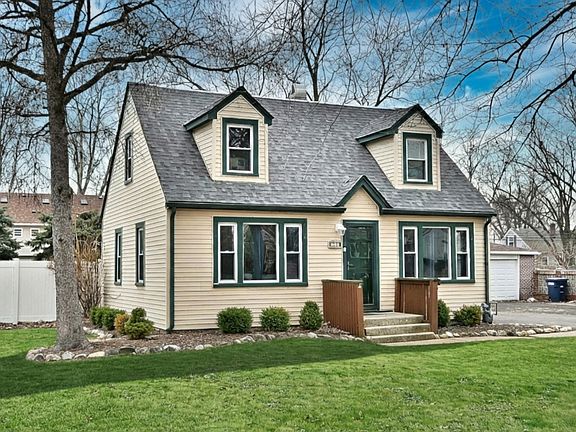 3rd image of 371 E Dickens Ave
