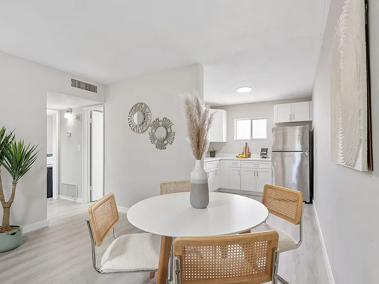501 SE 23rd St #4 — Photo 5