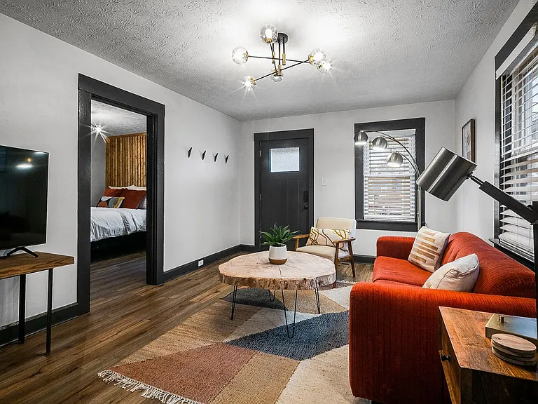 605 E Elm St — Photo 3