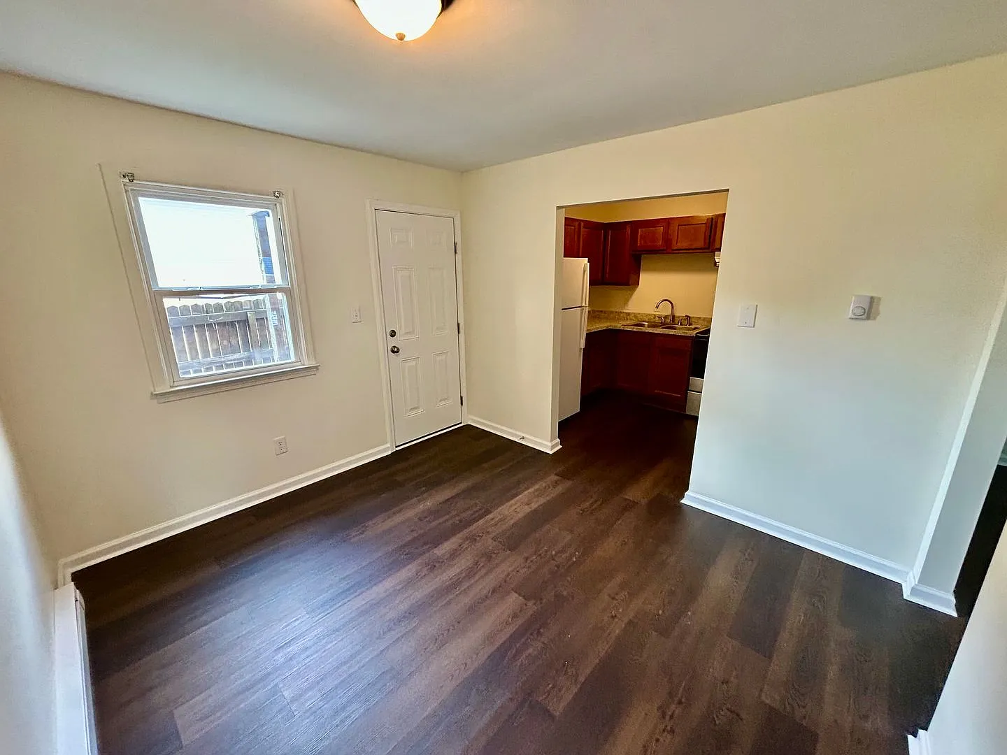 First Month Half Off - 2 Bedroom In Versailles! — Photo 4