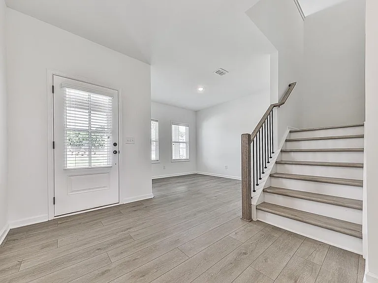 611 Elwick Ln — Photo 2