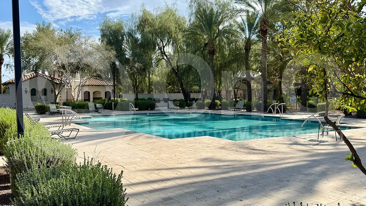 3 bed, 3.5 bath, 2015 sqft, $2,299 — Photo 3