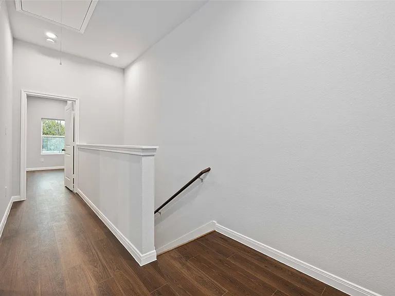 18831 Luminescent Ln — Photo 18