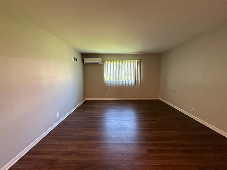 Executive House Apartments — Photo 31