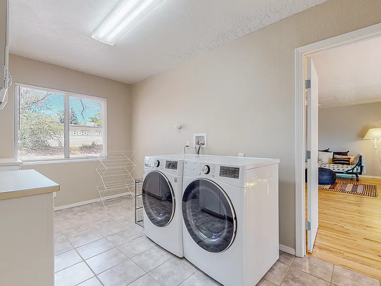 837 Adams St NE — Photo 47