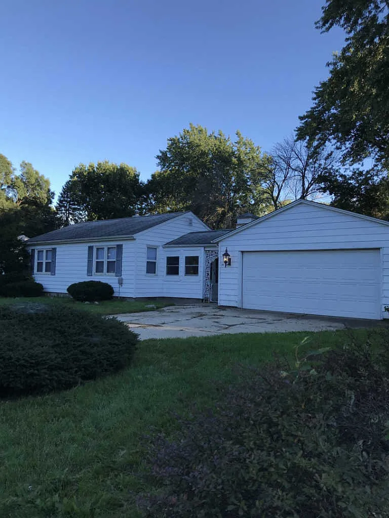 211 Brookwood Dr photo 1