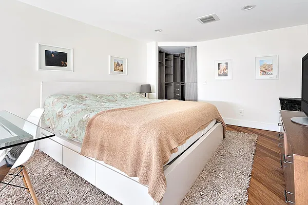 Sold by Reuveni LLC | media 4