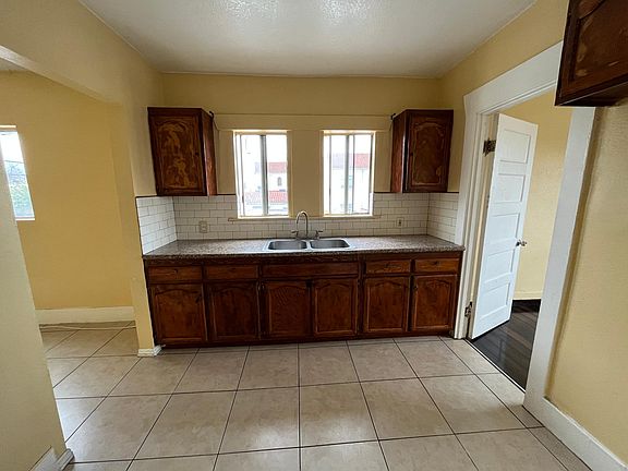 3rd image of 958 W Vernon Ave #1/2