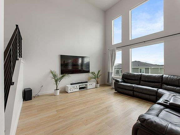 3rd image of 963 W Sweet Clover Dr