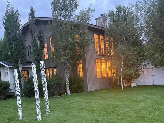 3rd image of 823 Buttercup Rd