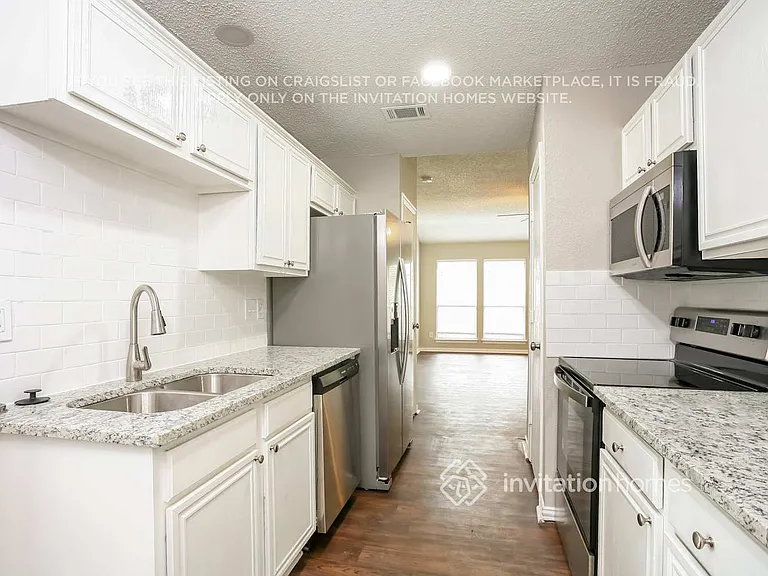 1047 Waterview Dr — Photo 4