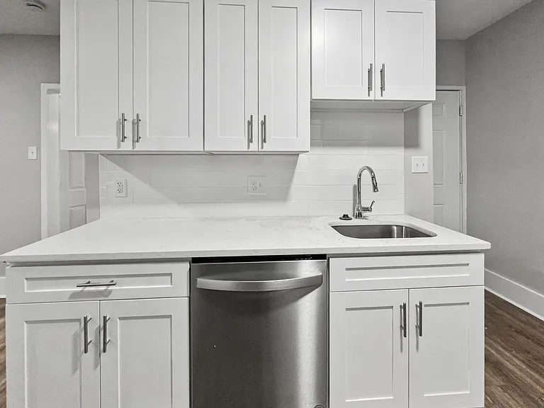 327-337 W Chestnut St — Photo 3