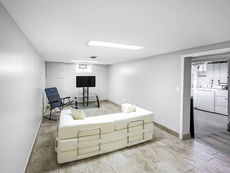 11574 Glamer Dr — Photo 16