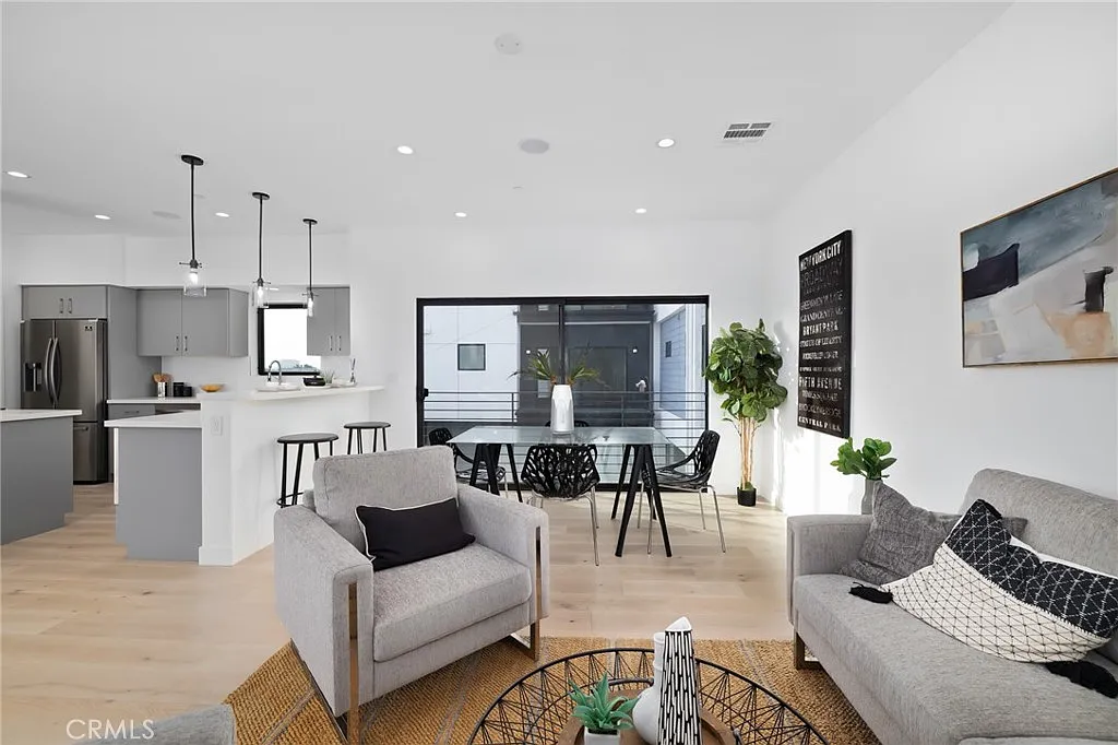 4 bed, 4.5 bath, 1973 sqft, $5,400 — Photo 4
