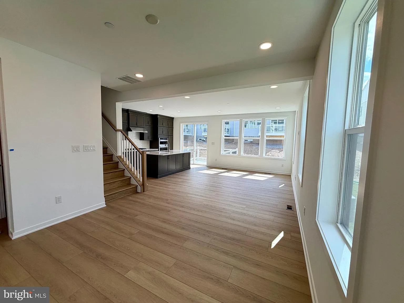 3 bed, 3.5 bath, 2300 sqft, $4,500 — Photo 3