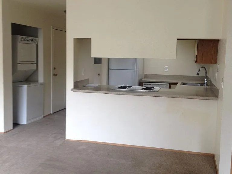 University Court Apartments — Photo 14