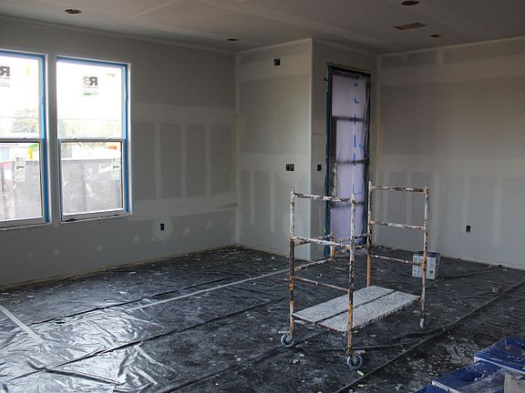 5th image of 126 W Maple Dr