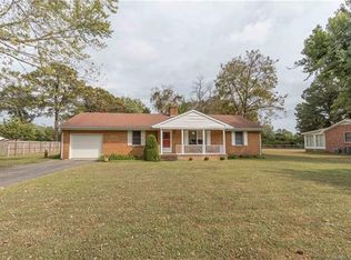 211 E Fairway Dr, Kilmarnock, VA 22482