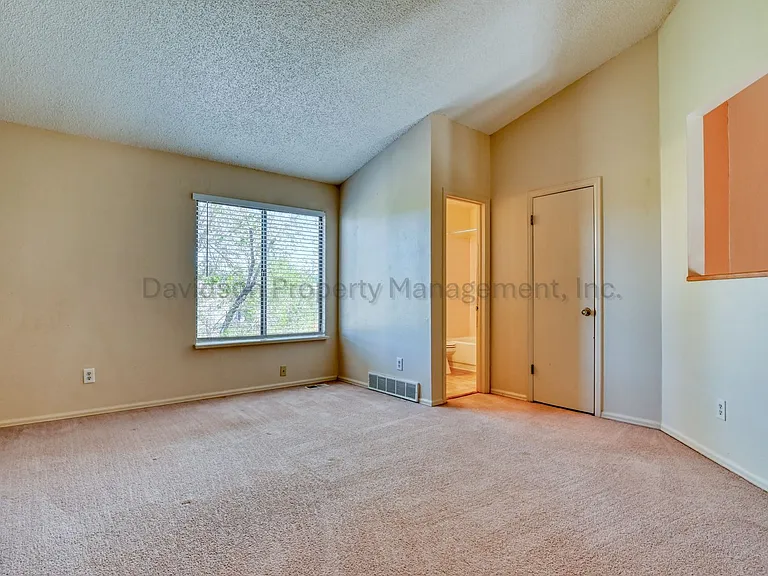 864 London Green Way — Photo 9