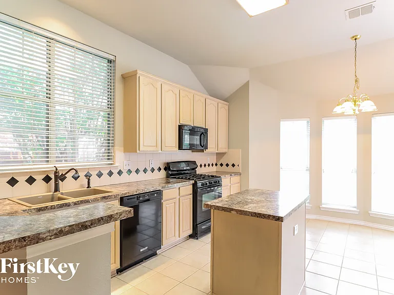 2204 Reedway Ct — Photo 7