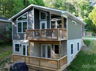 303 Oakdale Dr, Hendersonville, NC 28791