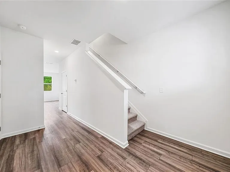 602 Jervis Way — Photo 3