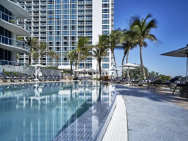 6801 Collins Ave #LPH05 — Photo 28