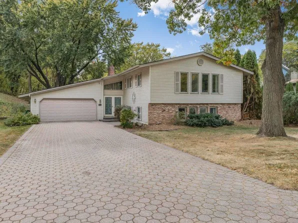 2975 Torchwood Dr, New Brighton, MN 55112