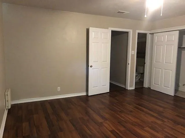 910 W Houston St — Photo 5