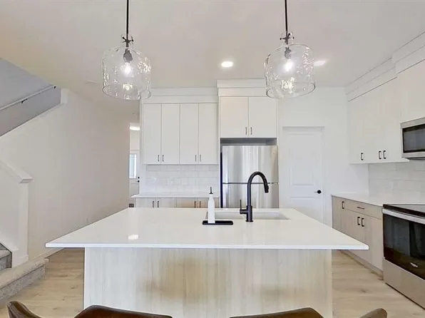 115 W Fireside St, Cochrane, AB T4C 3C8